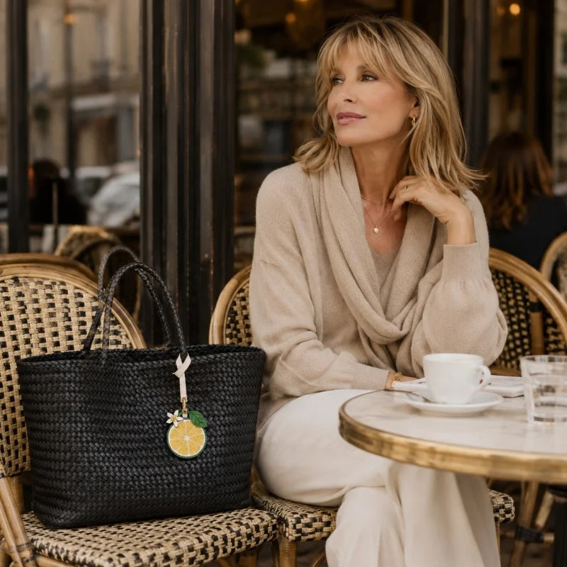 Amuleto de bolsa de cuero limón cítrico con tarjetero oculto – Colgante de cuero de grano completo hecho a mano | Estuche para tarjeta de llave NFC | Regalo funcional de accesorio para bolso para ella