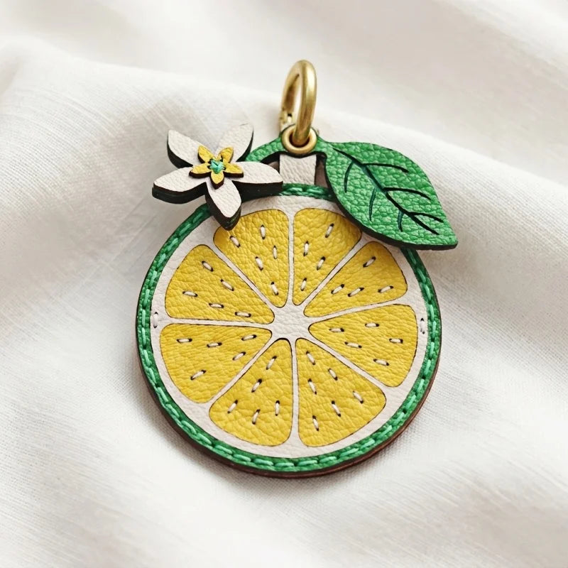 Amuleto de bolsa de cuero limón cítrico con tarjetero oculto – Colgante de cuero de grano completo hecho a mano | Estuche para tarjeta de llave NFC | Regalo funcional de accesorio para bolso para ella