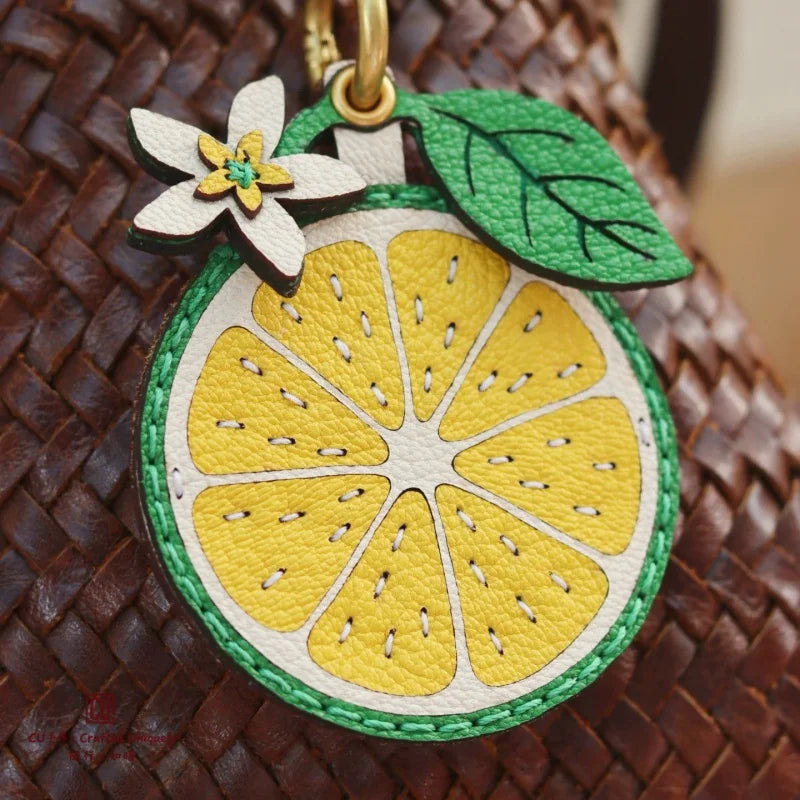 Amuleto de bolsa de cuero limón cítrico con tarjetero oculto – Colgante de cuero de grano completo hecho a mano | Estuche para tarjeta de llave NFC | Regalo funcional de accesorio para bolso para ella
