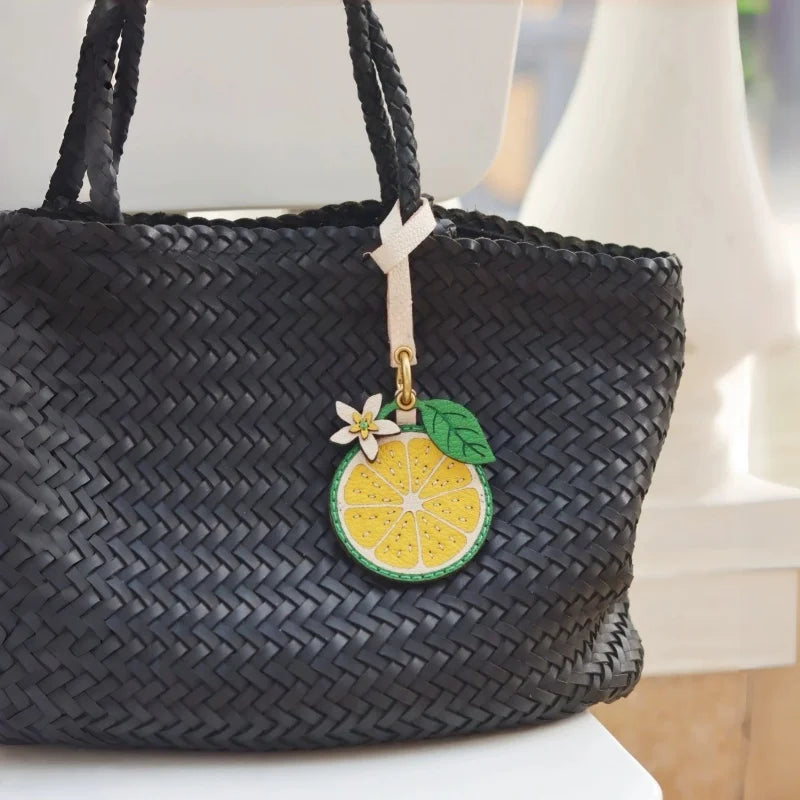 Amuleto de bolsa de cuero limón cítrico con tarjetero oculto – Colgante de cuero de grano completo hecho a mano | Estuche para tarjeta de llave NFC | Regalo funcional de accesorio para bolso para ella