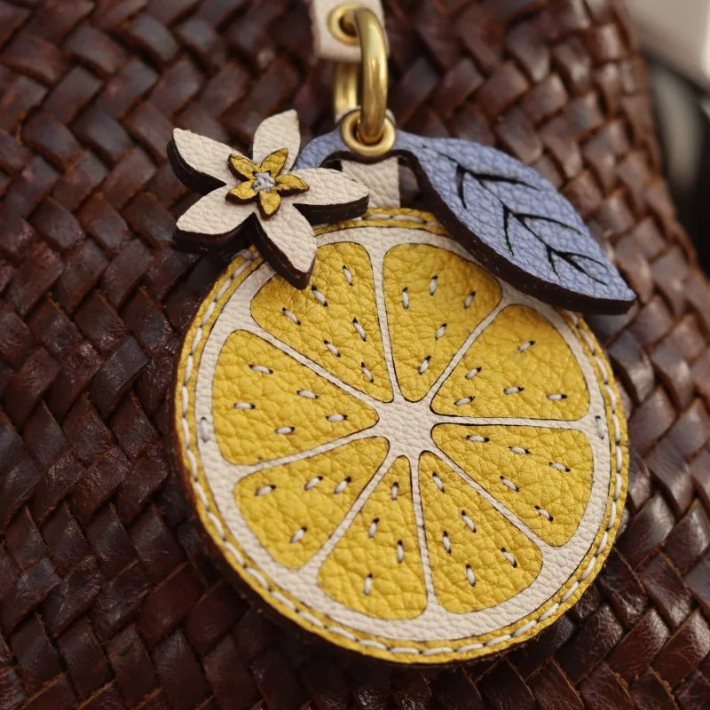Amuleto de bolsa de cuero limón cítrico con tarjetero oculto – Colgante de cuero de grano completo hecho a mano | Estuche para tarjeta de llave NFC | Regalo funcional de accesorio para bolso para ella