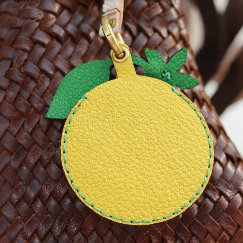Amuleto de bolsa de cuero limón cítrico con tarjetero oculto – Colgante de cuero de grano completo hecho a mano | Estuche para tarjeta de llave NFC | Regalo funcional de accesorio para bolso para ella