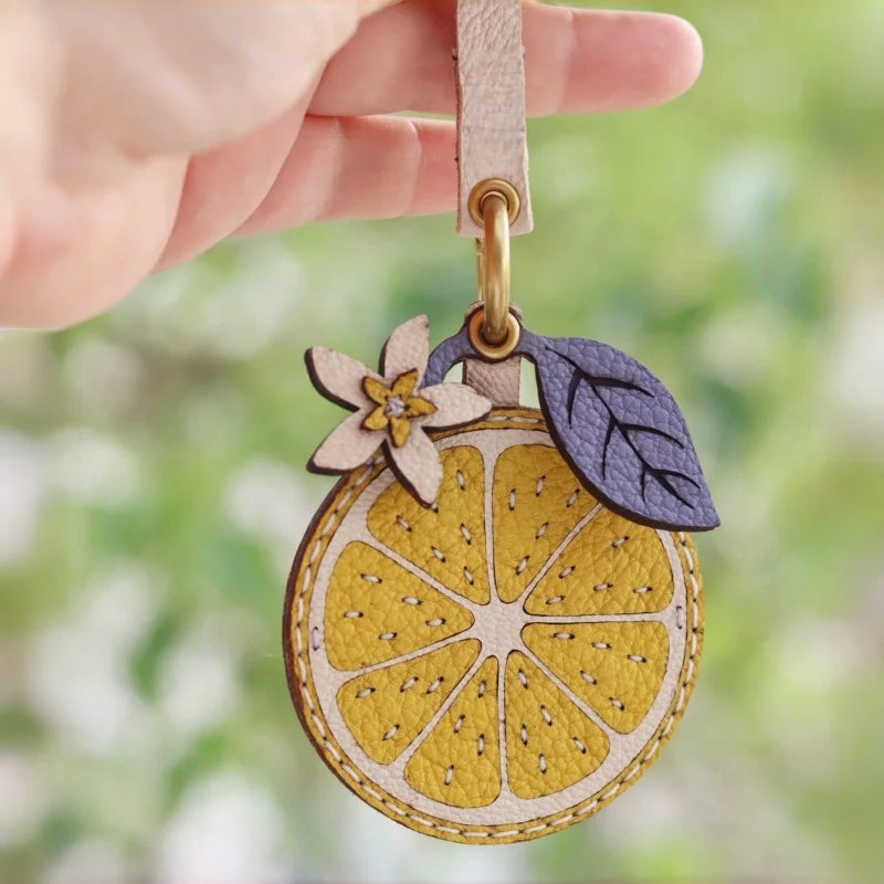 Amuleto de bolsa de cuero limón cítrico con tarjetero oculto – Colgante de cuero de grano completo hecho a mano | Estuche para tarjeta de llave NFC | Regalo funcional de accesorio para bolso para ella