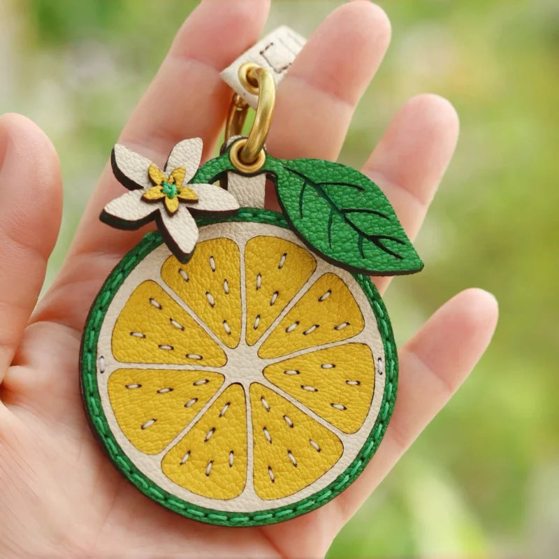 Amuleto de bolsa de cuero limón cítrico con tarjetero oculto – Colgante de cuero de grano completo hecho a mano | Estuche para tarjeta de llave NFC | Regalo funcional de accesorio para bolso para ella