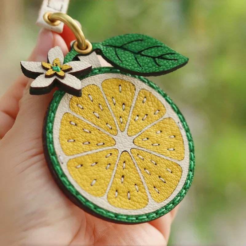 Amuleto de bolsa de cuero limón cítrico con tarjetero oculto – Colgante de cuero de grano completo hecho a mano | Estuche para tarjeta de llave NFC | Regalo funcional de accesorio para bolso para ella