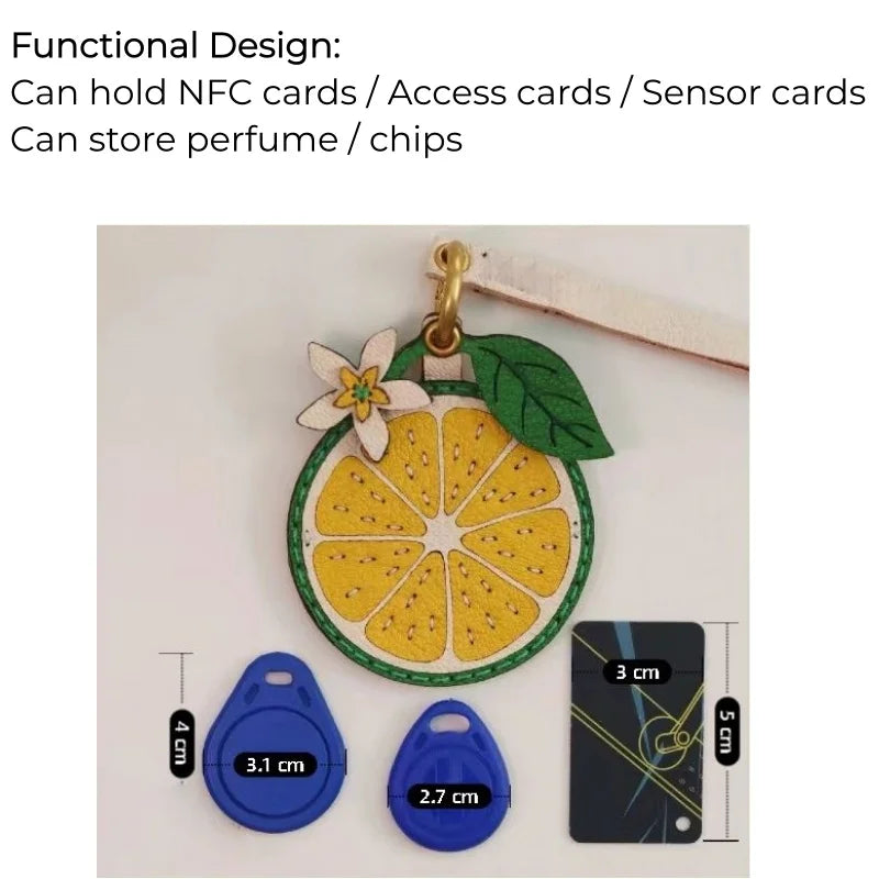 Amuleto de bolsa de cuero limón cítrico con tarjetero oculto – Colgante de cuero de grano completo hecho a mano | Estuche para tarjeta de llave NFC | Regalo funcional de accesorio para bolso para ella