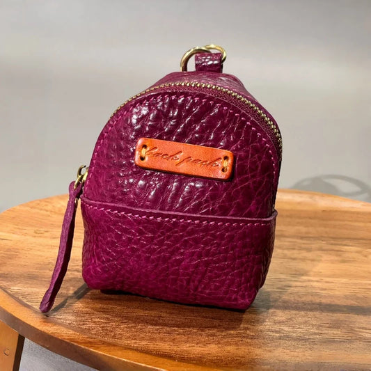 Mini colgante de cuero para mochila – Colgante artesanal de cuero de plena flor | Accesorio refinado para bolso pequeño | Regalo elegante para ella