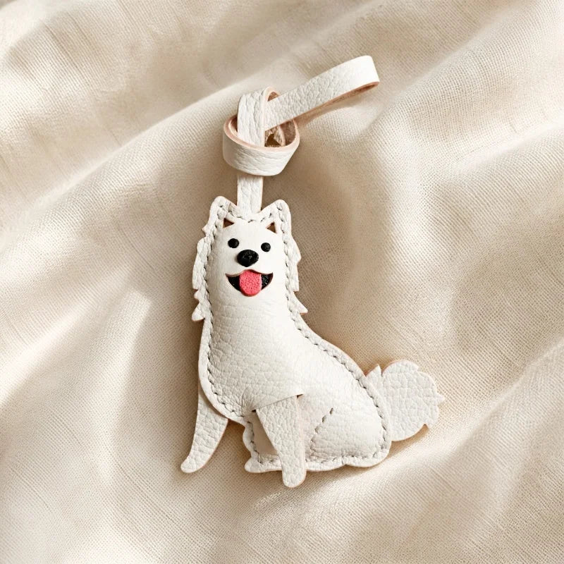 Lindo Amuleto de Piel con Perro Blanco – Colgante de Cachorro Hecho a Mano de Piel de Grano Completo | Llavero Minimalista Inspirado en Mascotas | Regalo Juguetón para Ella
