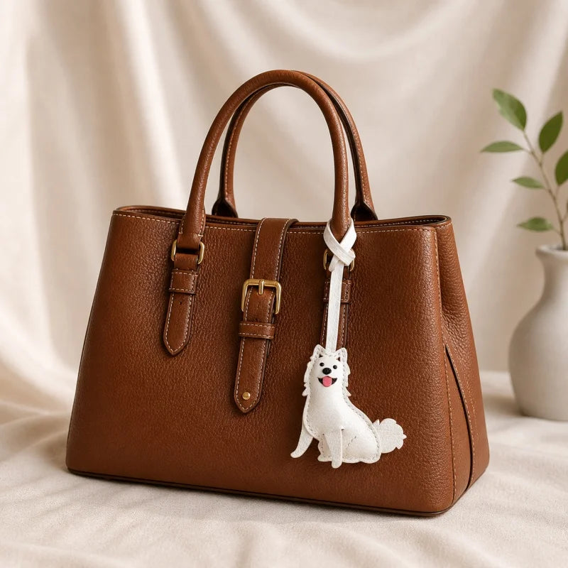Lindo Amuleto de Piel con Perro Blanco – Colgante de Cachorro Hecho a Mano de Piel de Grano Completo | Llavero Minimalista Inspirado en Mascotas | Regalo Juguetón para Ella