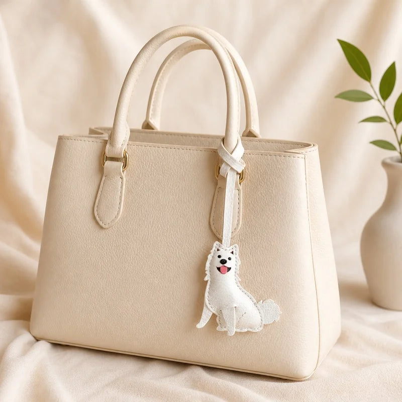 Lindo Amuleto de Piel con Perro Blanco – Colgante de Cachorro Hecho a Mano de Piel de Grano Completo | Llavero Minimalista Inspirado en Mascotas | Regalo Juguetón para Ella