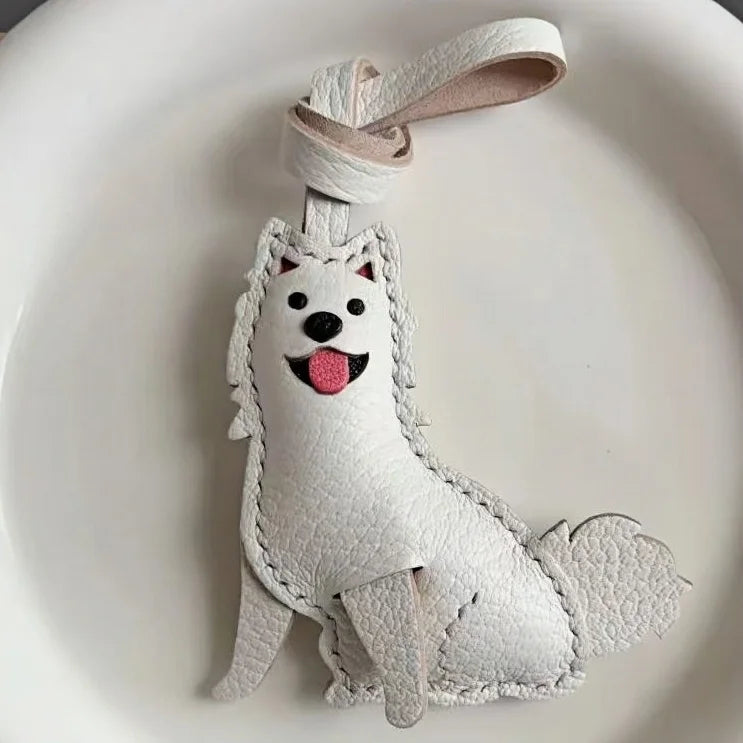 Lindo Amuleto de Piel con Perro Blanco – Colgante de Cachorro Hecho a Mano de Piel de Grano Completo | Llavero Minimalista Inspirado en Mascotas | Regalo Juguetón para Ella