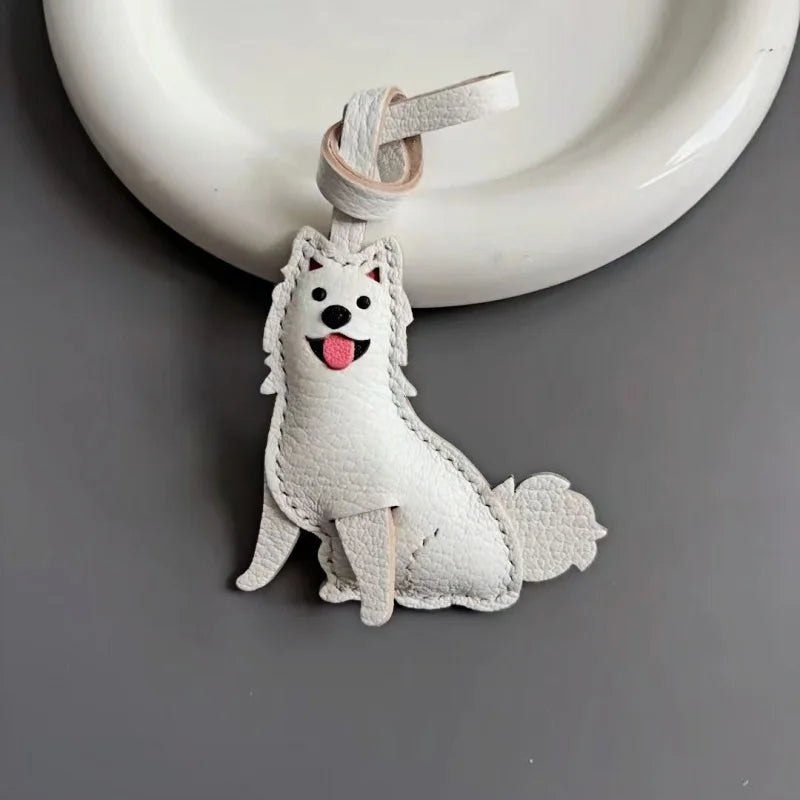 Lindo Amuleto de Piel con Perro Blanco – Colgante de Cachorro Hecho a Mano de Piel de Grano Completo | Llavero Minimalista Inspirado en Mascotas | Regalo Juguetón para Ella