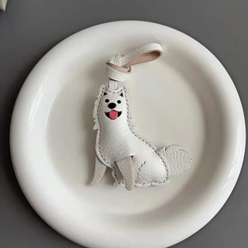 Lindo Amuleto de Piel con Perro Blanco – Colgante de Cachorro Hecho a Mano de Piel de Grano Completo | Llavero Minimalista Inspirado en Mascotas | Regalo Juguetón para Ella