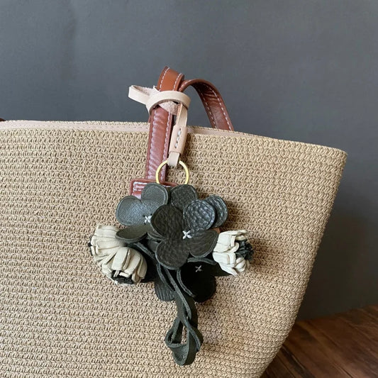 Colgante botánico de cuero en forma de flor para bolso – Colgante floral de cuero de plena flor hecho a mano | Accesorio para bolso en 3D con capas | Regalo elegante para ella