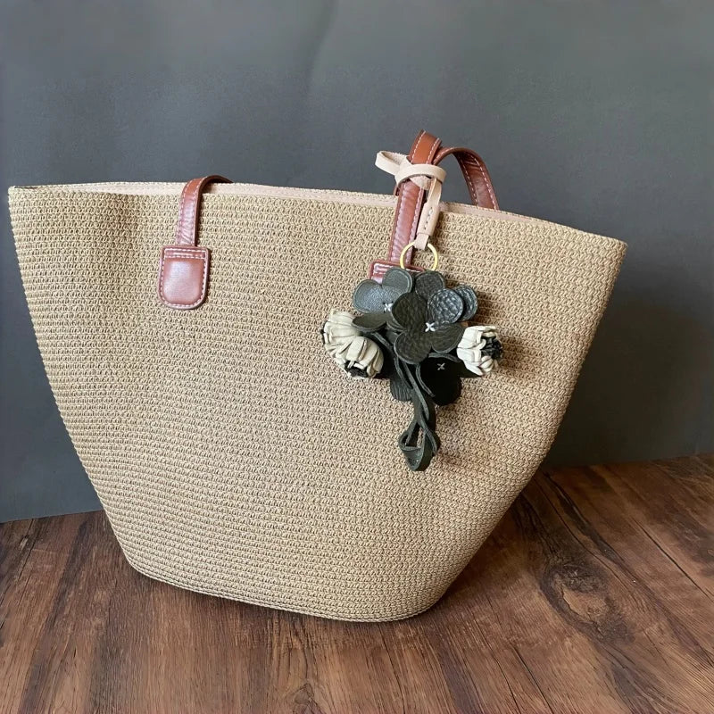 Colgante botánico de cuero en forma de flor para bolso – Colgante floral de cuero de plena flor hecho a mano | Accesorio para bolso en 3D con capas | Regalo elegante para ella