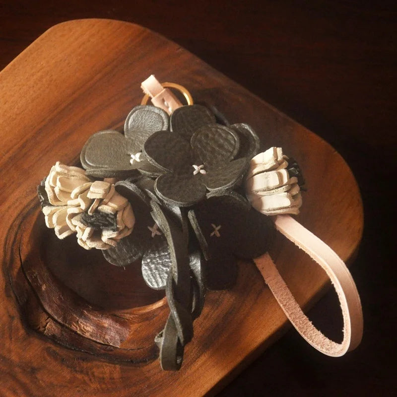Colgante botánico de cuero en forma de flor para bolso – Colgante floral de cuero de plena flor hecho a mano | Accesorio para bolso en 3D con capas | Regalo elegante para ella