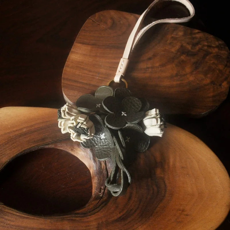 Colgante botánico de cuero en forma de flor para bolso – Colgante floral de cuero de plena flor hecho a mano | Accesorio para bolso en 3D con capas | Regalo elegante para ella