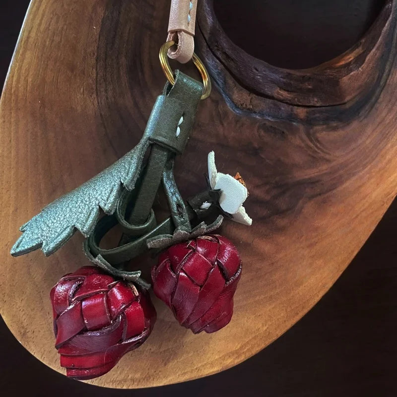 Llavero de Fresa Artesanal de Cuero – Colgante de Fruta de Cuero de Grano Completo | Accesorio 3D Hecho a Mano para Bolso | Dulce Regalo para Ella