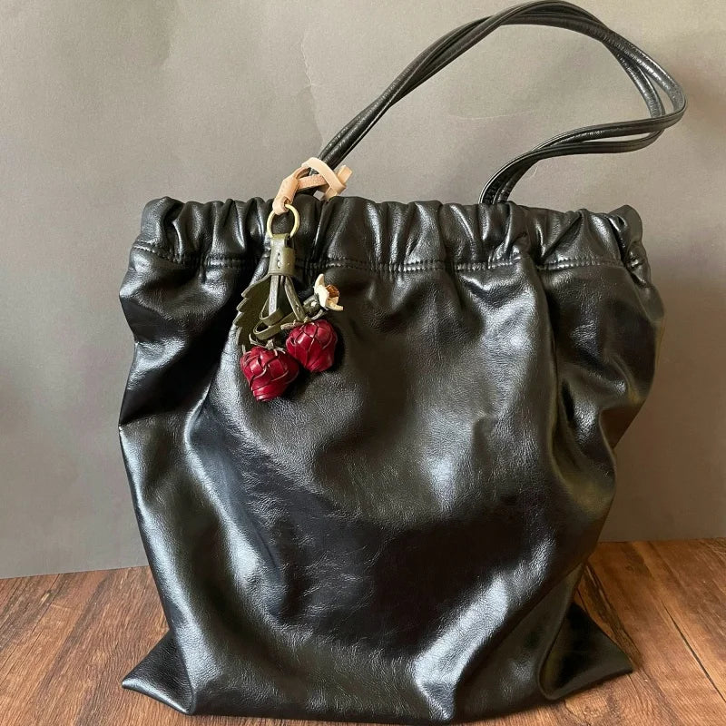 Llavero de Fresa Artesanal de Cuero – Colgante de Fruta de Cuero de Grano Completo | Accesorio 3D Hecho a Mano para Bolso | Dulce Regalo para Ella