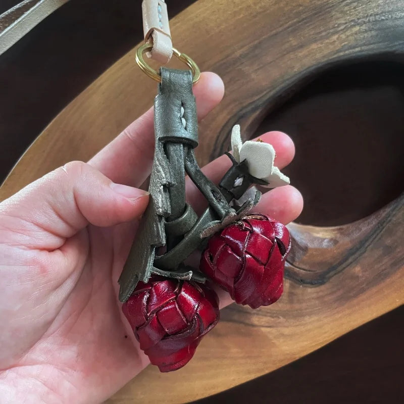 Llavero de Fresa Artesanal de Cuero – Colgante de Fruta de Cuero de Grano Completo | Accesorio 3D Hecho a Mano para Bolso | Dulce Regalo para Ella