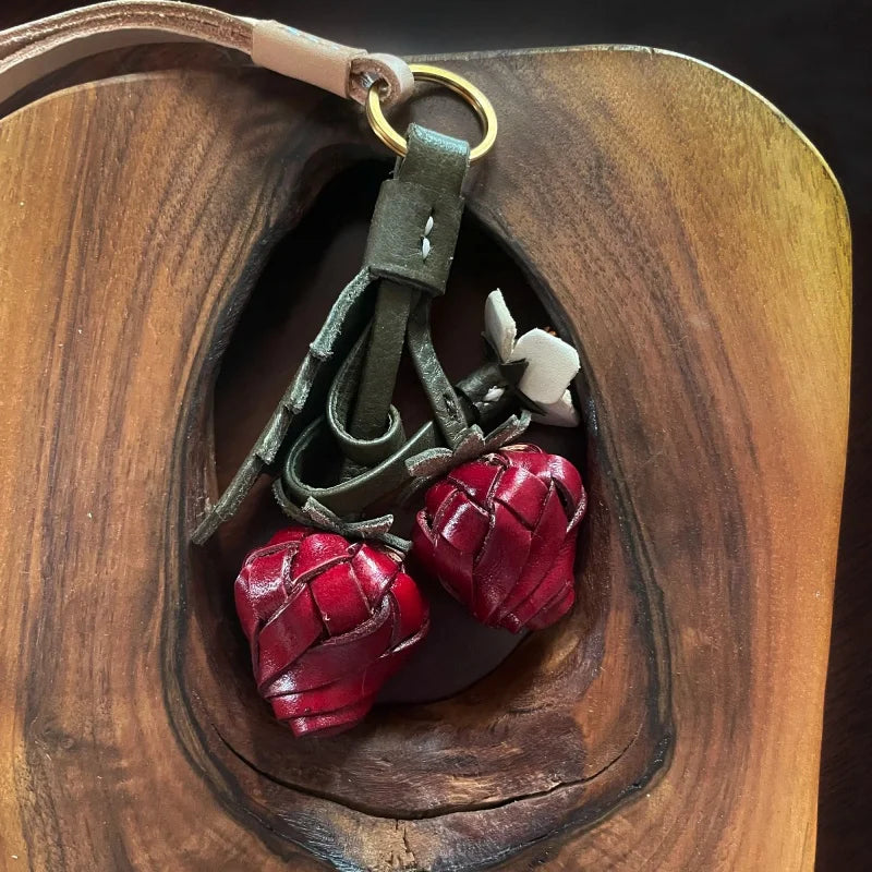 Llavero de Fresa Artesanal de Cuero – Colgante de Fruta de Cuero de Grano Completo | Accesorio 3D Hecho a Mano para Bolso | Dulce Regalo para Ella