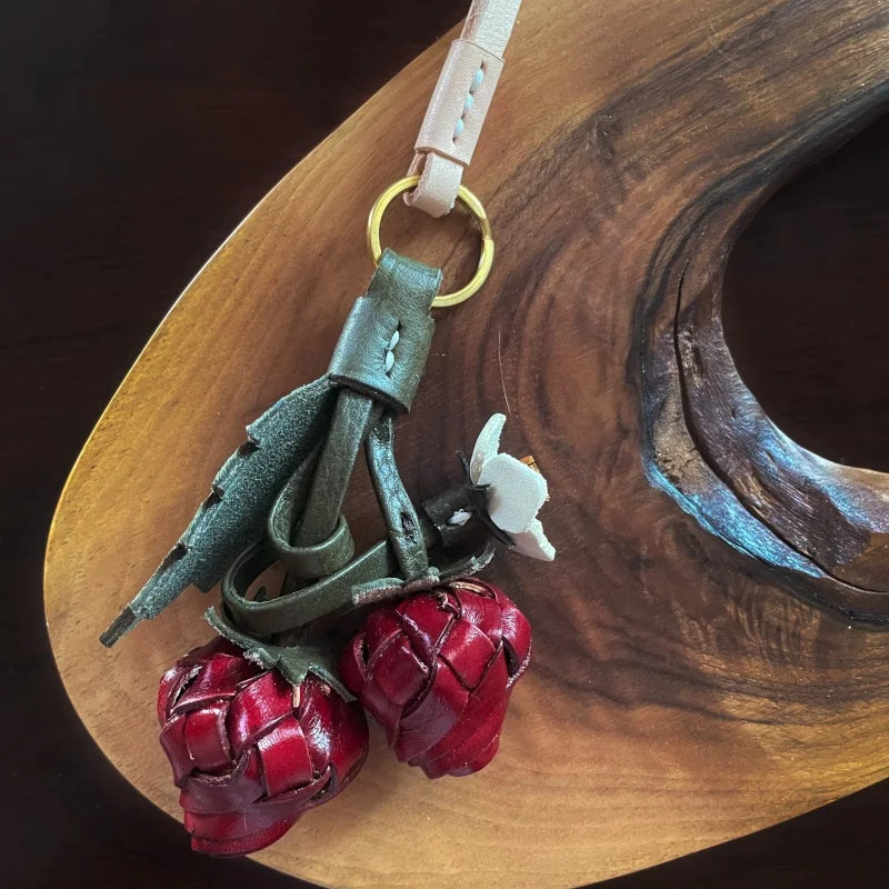 Llavero de Fresa Artesanal de Cuero – Colgante de Fruta de Cuero de Grano Completo | Accesorio 3D Hecho a Mano para Bolso | Dulce Regalo para Ella