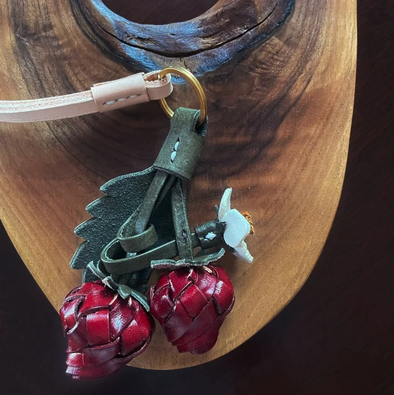 Llavero de Fresa Artesanal de Cuero – Colgante de Fruta de Cuero de Grano Completo | Accesorio 3D Hecho a Mano para Bolso | Dulce Regalo para Ella