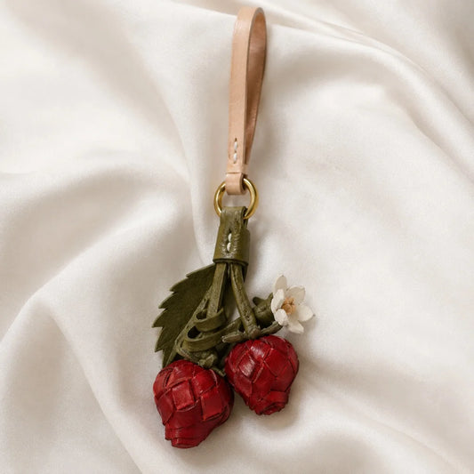 Llavero de Fresa Artesanal de Cuero – Colgante de Fruta de Cuero de Grano Completo | Accesorio 3D Hecho a Mano para Bolso | Dulce Regalo para Ella