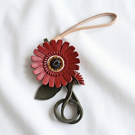 Premium Gerbera Leather Bag Charm – Handcrafted Full-Grain Leather Floral Pendant | Vintage Botanical Handbag Accessory | Elegant Gift for Her