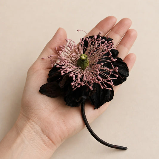 Broche de cuero escultural hecho a mano con flor y estambres rosas radiantes, regalo para ella