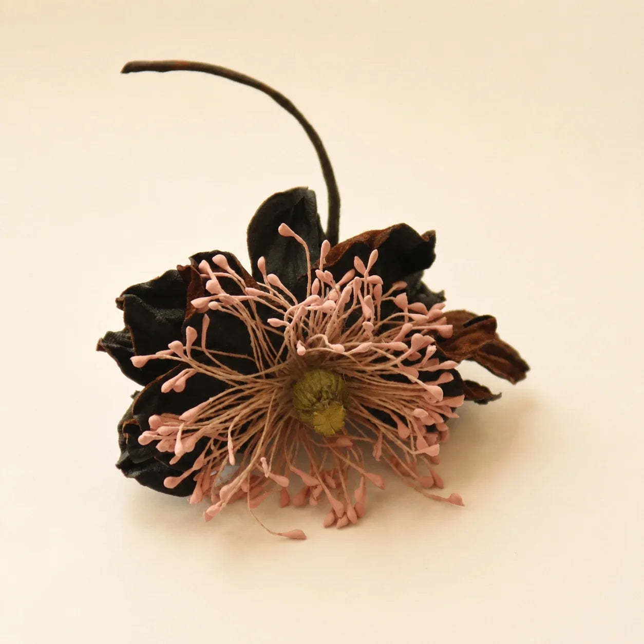 Broche de cuero escultural hecho a mano con flor y estambres rosas radiantes, regalo para ella