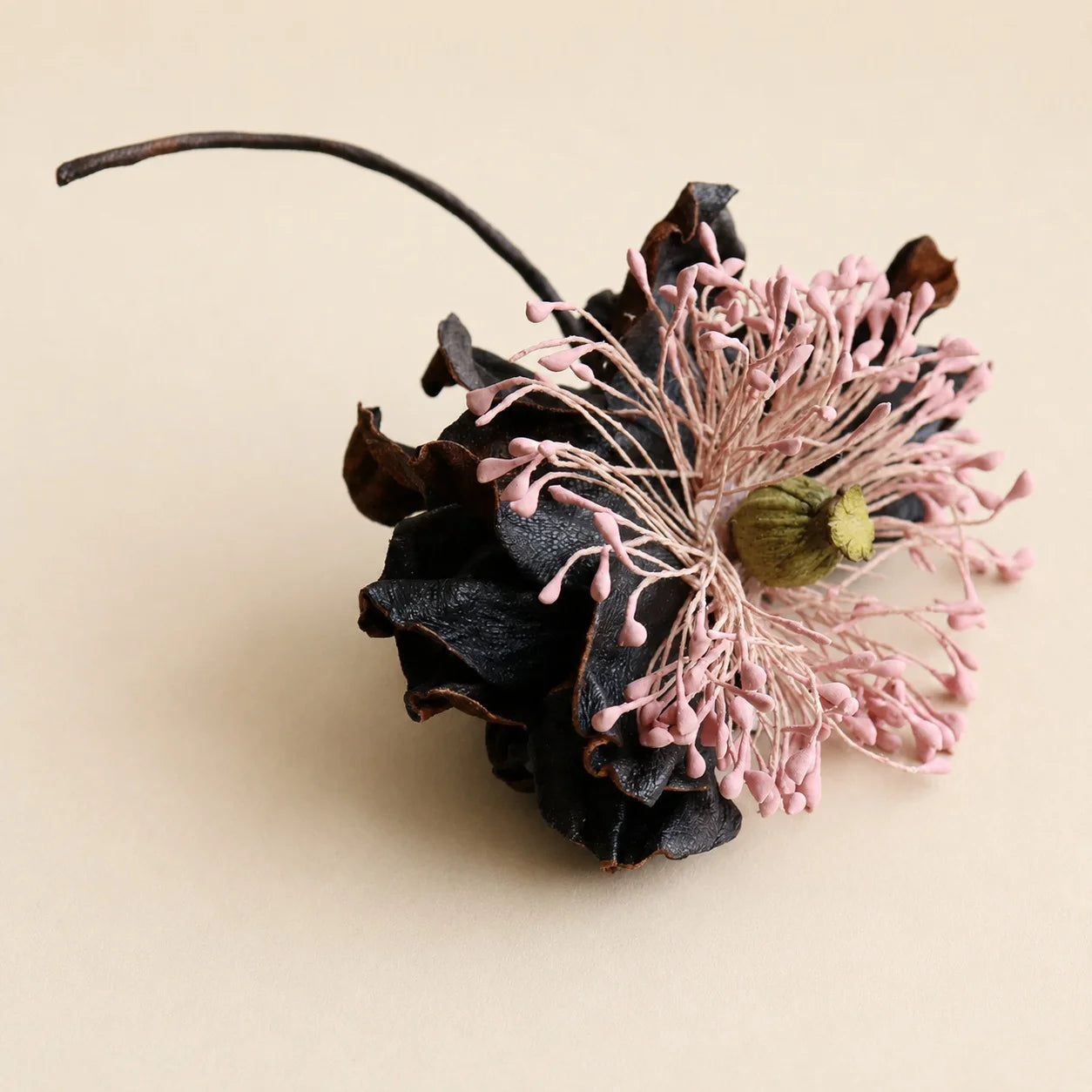 Broche de cuero escultural hecho a mano con flor y estambres rosas radiantes, regalo para ella