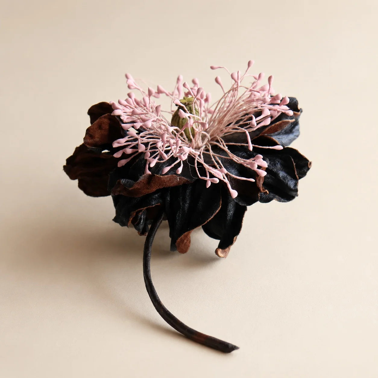 Broche de cuero escultural hecho a mano con flor y estambres rosas radiantes, regalo para ella