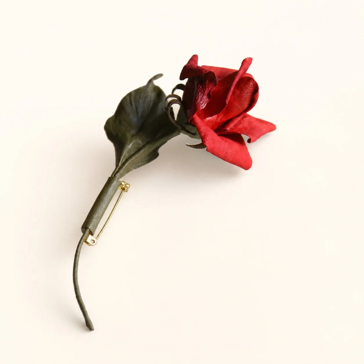 Broche de rosa roja de tallo largo de cuero de oveja escultural hecho a mano, regalo para ella