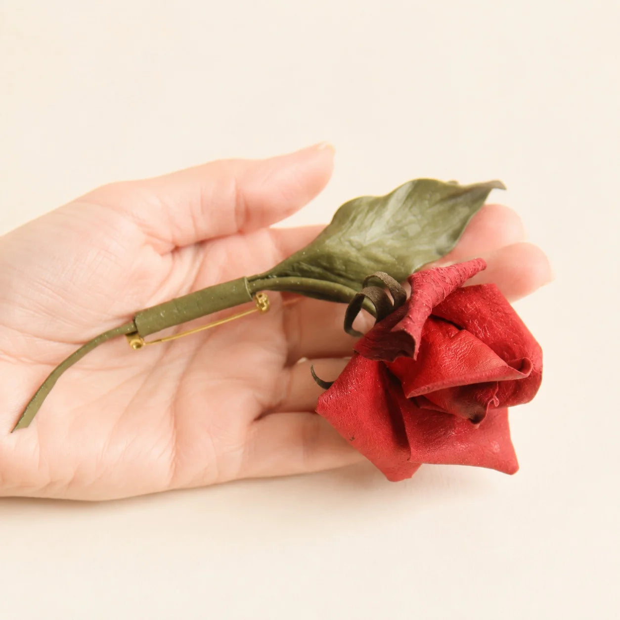 Broche de rosa roja de tallo largo de cuero de oveja escultural hecho a mano, regalo para ella