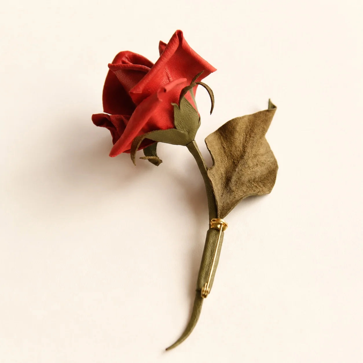 Broche de rosa roja de tallo largo de cuero de oveja escultural hecho a mano, regalo para ella