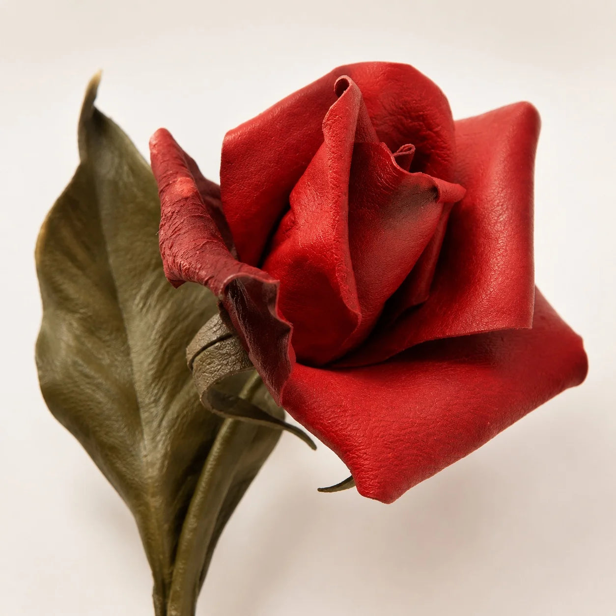 Broche de rosa roja de tallo largo de cuero de oveja escultural hecho a mano, regalo para ella