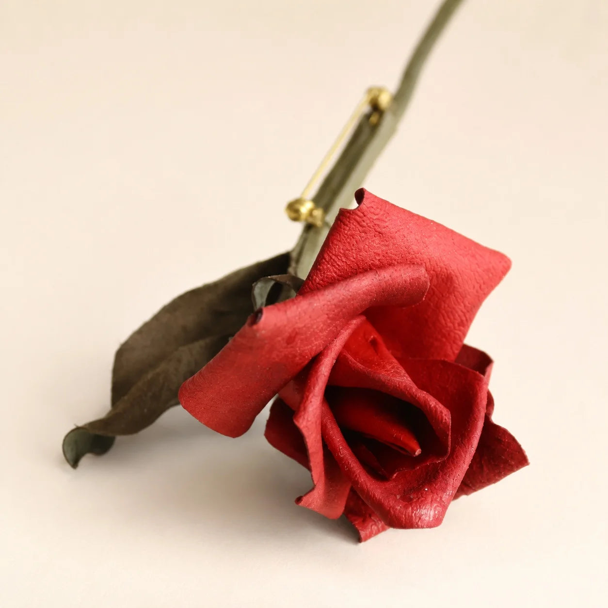 Broche de rosa roja de tallo largo de cuero de oveja escultural hecho a mano, regalo para ella