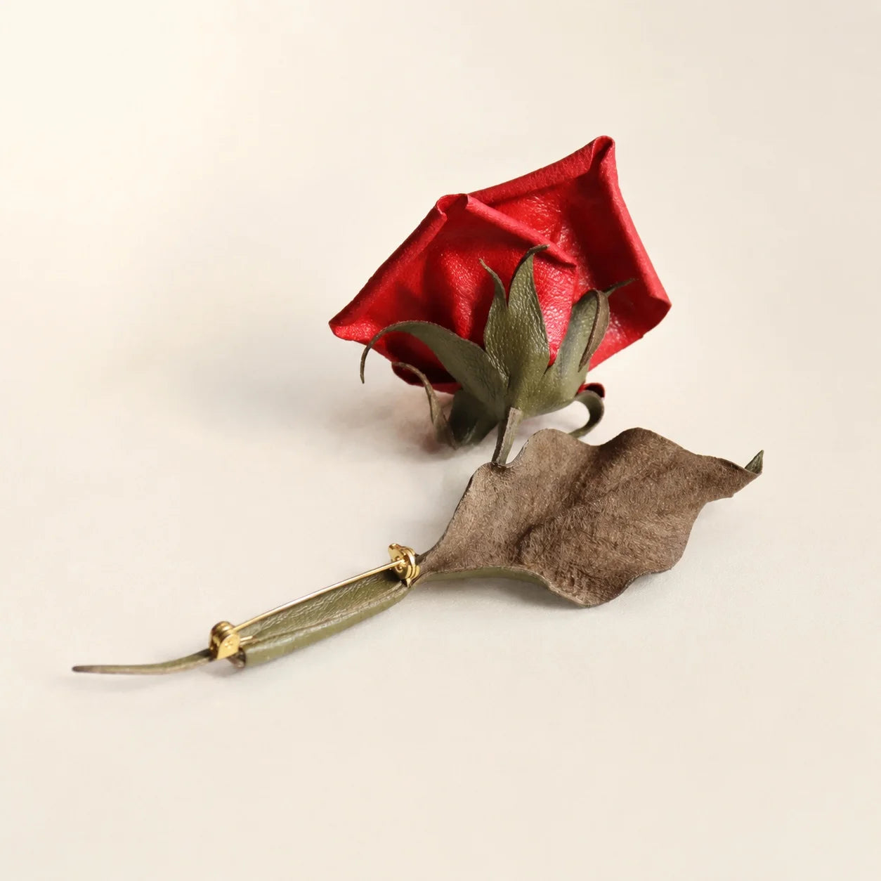 Broche de rosa roja de tallo largo de cuero de oveja escultural hecho a mano, regalo para ella