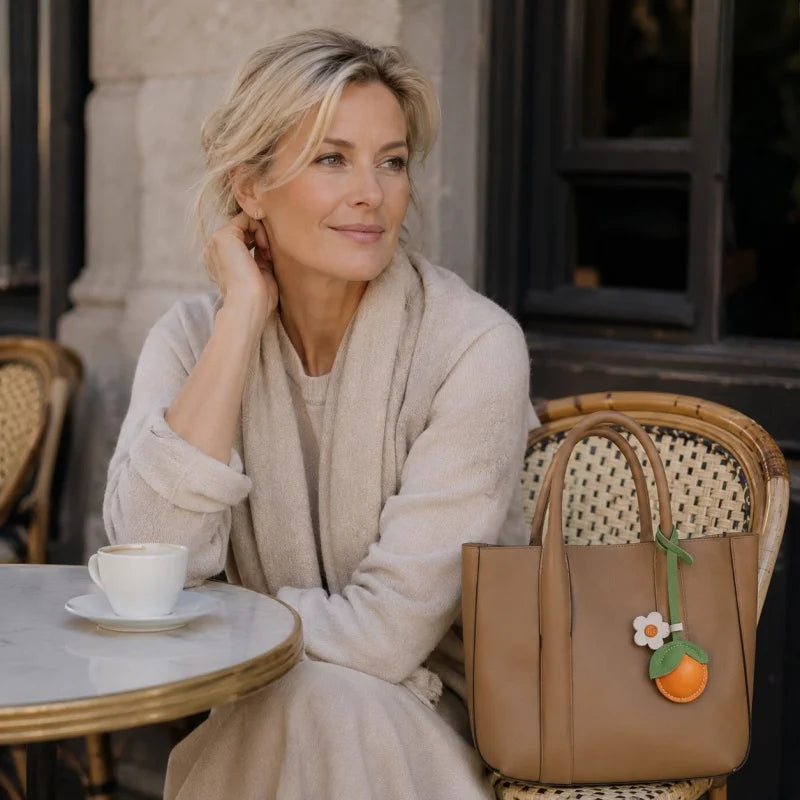 Alegre dije para bolso con limón y naranja: accesorio artesanal de piel de cordero plena flor con detalle floral, perfecto para bolsos o llaves. Una idea de regalo divertida y elegante.