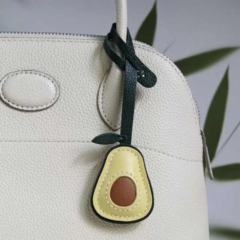 Dije artesanal de piel de aguacate para bolso – Diseño original en piel de oveja plena flor | Precioso colgante minimalista para bolsos y llaveros | Regalo artesanal para mujer