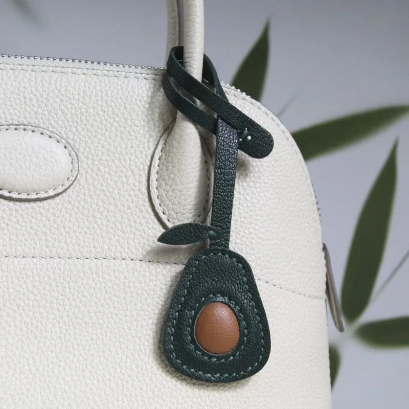 Dije artesanal de piel de aguacate para bolso – Diseño original en piel de oveja plena flor | Precioso colgante minimalista para bolsos y llaveros | Regalo artesanal para mujer