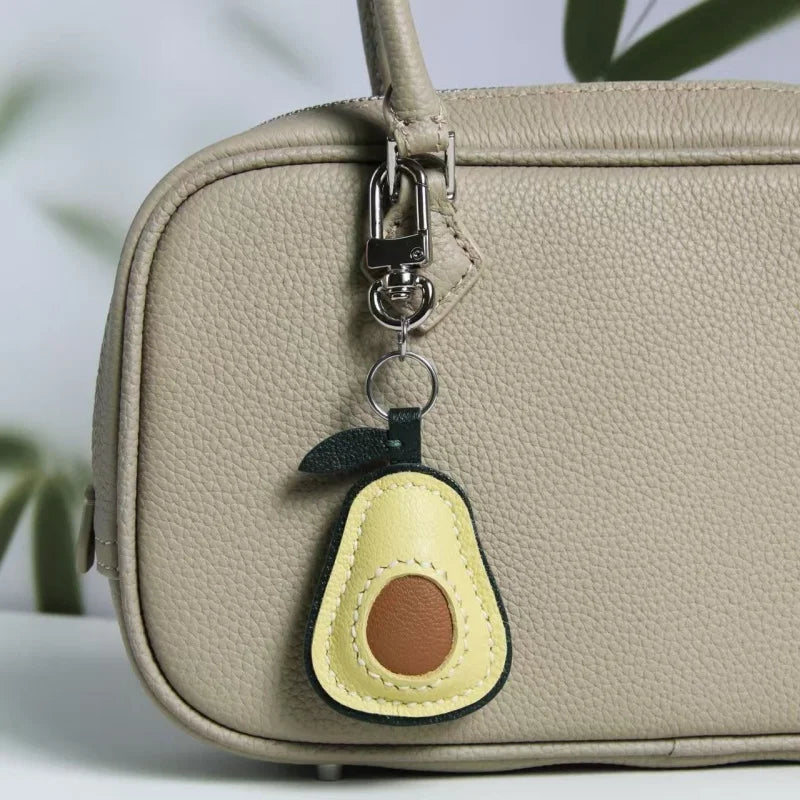 Dije artesanal de piel de aguacate para bolso – Diseño original en piel de oveja plena flor | Precioso colgante minimalista para bolsos y llaveros | Regalo artesanal para mujer