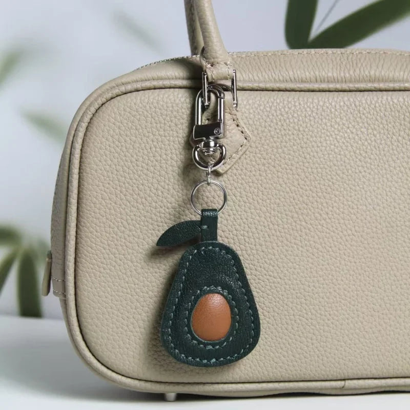 Dije artesanal de piel de aguacate para bolso – Diseño original en piel de oveja plena flor | Precioso colgante minimalista para bolsos y llaveros | Regalo artesanal para mujer