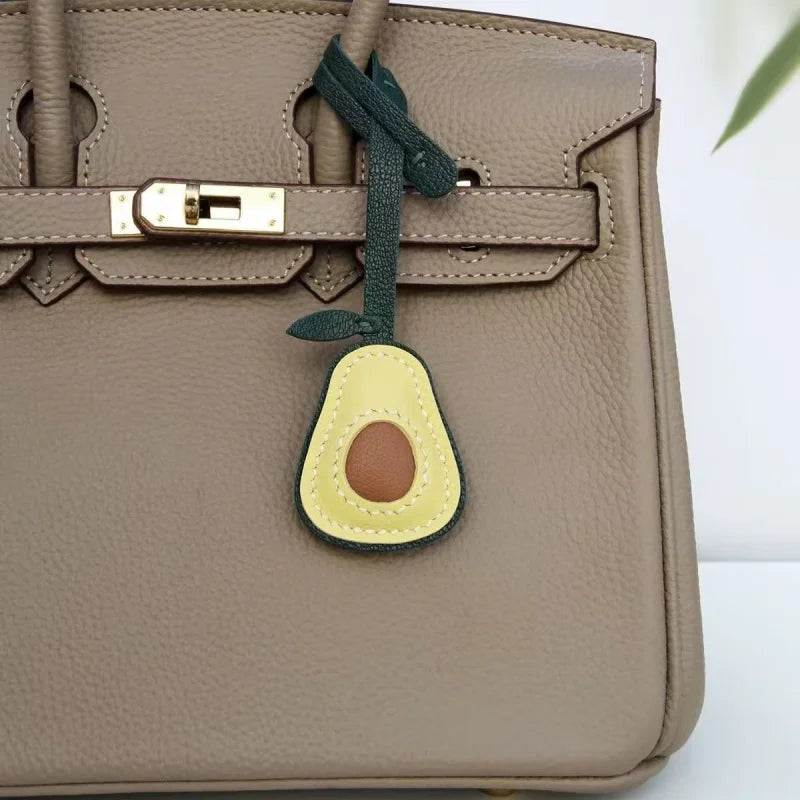Dije artesanal de piel de aguacate para bolso – Diseño original en piel de oveja plena flor | Precioso colgante minimalista para bolsos y llaveros | Regalo artesanal para mujer