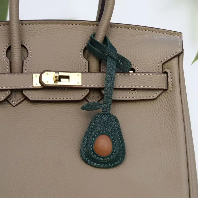 Dije artesanal de piel de aguacate para bolso – Diseño original en piel de oveja plena flor | Precioso colgante minimalista para bolsos y llaveros | Regalo artesanal para mujer