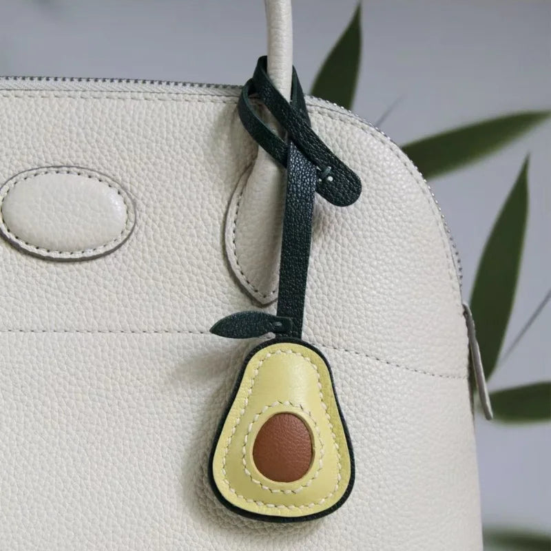 Dije artesanal de piel de aguacate para bolso – Diseño original en piel de oveja plena flor | Precioso colgante minimalista para bolsos y llaveros | Regalo artesanal para mujer