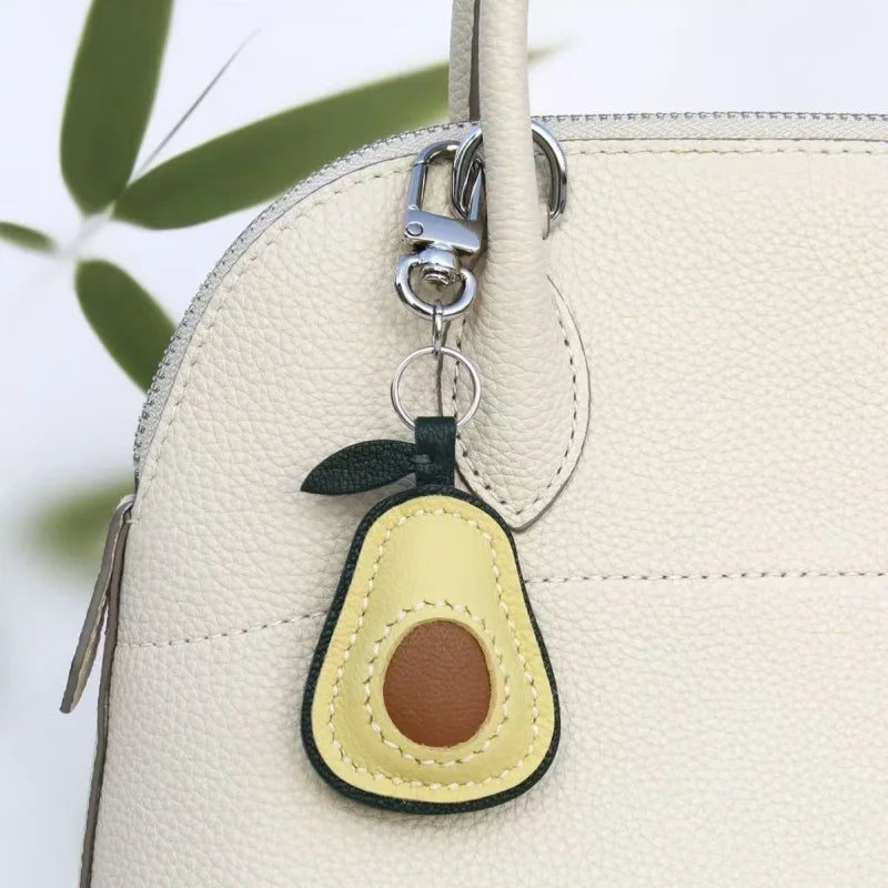Dije artesanal de piel de aguacate para bolso – Diseño original en piel de oveja plena flor | Precioso colgante minimalista para bolsos y llaveros | Regalo artesanal para mujer