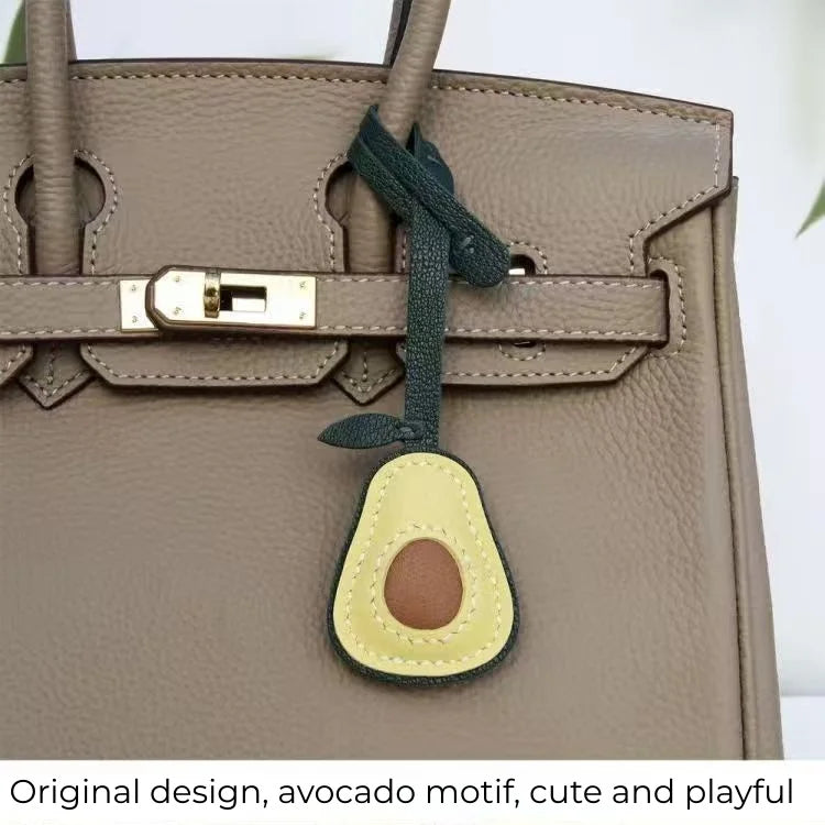 Dije artesanal de piel de aguacate para bolso – Diseño original en piel de oveja plena flor | Precioso colgante minimalista para bolsos y llaveros | Regalo artesanal para mujer