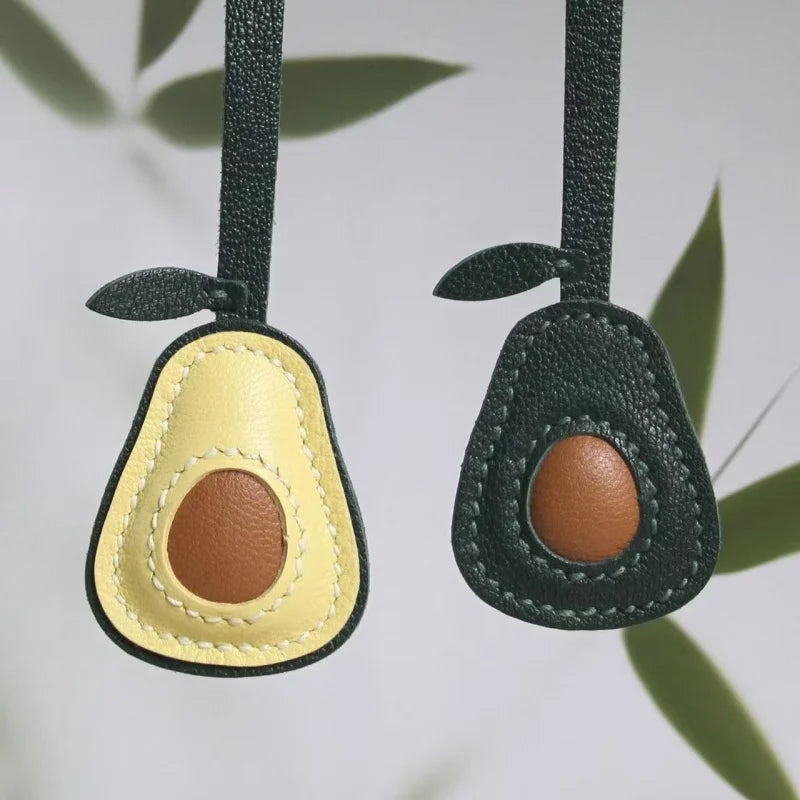 Dije artesanal de piel de aguacate para bolso – Diseño original en piel de oveja plena flor | Precioso colgante minimalista para bolsos y llaveros | Regalo artesanal para mujer